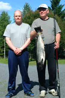 Jrvilohi 5,81 kg Kuorevesi keskuu 2002. Kalastaja: Paavo Varonen. Kuva K-M-V-lehti.