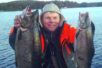 Järvitaimenet 4,62 kg ja 1,82 kg Näsijärvi 5.12.2011. Kalastaja Jarkko Lahtinen.